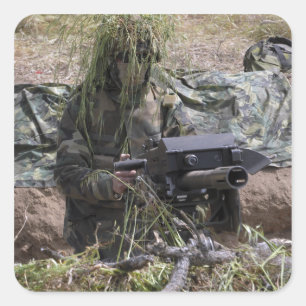 Ein Soldat mit Granatwerfer MK-19 Quadratischer Aufkleber
