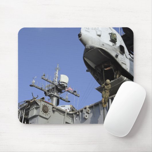 Ein Soldat mit schnellen Seilen Mousepad (Mit Mouse)