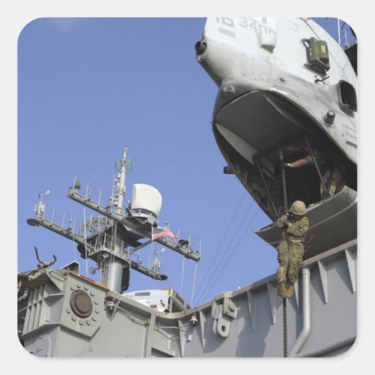 Ein Soldat mit schnellen Seilen Quadratischer Aufkleber (Vorderseite)