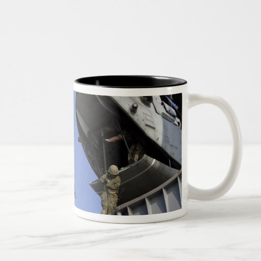 Ein Soldat mit schnellen Seilen Zweifarbige Tasse (Rechts)