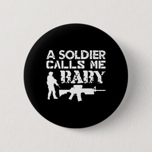 Ein Soldat nennt Baby-Armee-Freundin Lustiges Gesc Button
