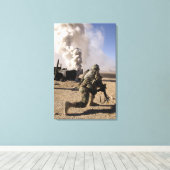 Ein Soldat reagiert auf eine kontrollierte Expo Leinwanddruck (Insitu (Holzboden))