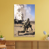 Ein Soldat reagiert auf eine kontrollierte Expo Leinwanddruck (Insitu (Wohnzimmer))