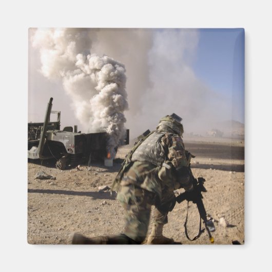 Ein Soldat reagiert auf eine kontrollierte Expo Magnet (Vorne)