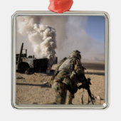 Ein Soldat reagiert auf eine kontrollierte Expo Ornament Aus Metall (Vorne)