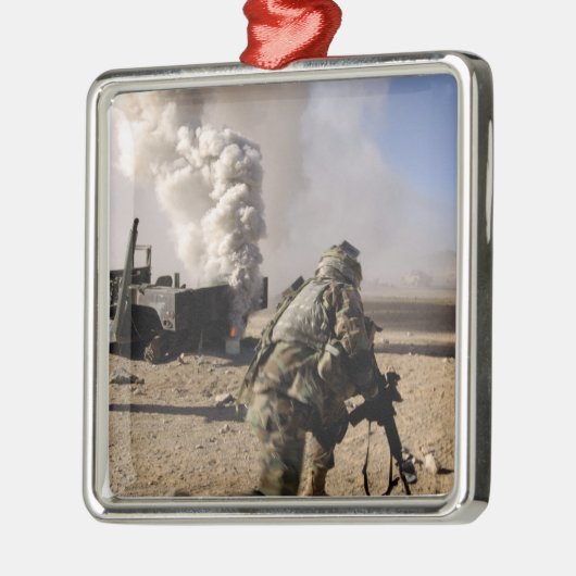 Ein Soldat reagiert auf eine kontrollierte Expo Ornament Aus Metall (Links)