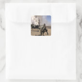 Ein Soldat reagiert auf eine kontrollierte Expo Quadratischer Aufkleber (Tasche)