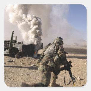 Ein Soldat reagiert auf eine kontrollierte Expo Quadratischer Aufkleber