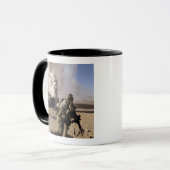 Ein Soldat reagiert auf eine kontrollierte Expo Tasse (Vorderseite Links)