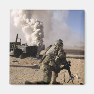 Ein Soldat reagiert zu kontrollierte explos Magnet