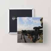 Ein Soldat schaut hinein, um auf ein Ziel zu feuer Button (Vorne & Hinten)