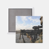 Ein Soldat schaut hinein, um auf ein Ziel zu feuer Magnet (Vorderseite/Rückseite)