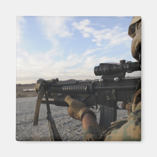 Ein Soldat schaut hinein, um auf ein Ziel zu feuer Magnet (Vorne)