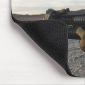 Ein Soldat schaut hinein, um auf ein Ziel zu feuer Mousepad (Ecke)