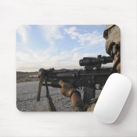 Ein Soldat schaut hinein, um auf ein Ziel zu feuer Mousepad (Mit Mouse)