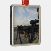 Ein Soldat schaut hinein, um auf ein Ziel zu feuer Silbernes Ornament (Rechts)