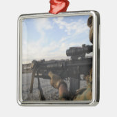 Ein Soldat schaut hinein, um auf ein Ziel zu feuer Silbernes Ornament (Links)