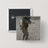 Ein Soldat stellt sein Ziel auf einen Schießstand Button (Vorne & Hinten)