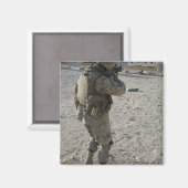 Ein Soldat stellt sein Ziel auf einen Schießstand Magnet (Vorderseite/Rückseite)