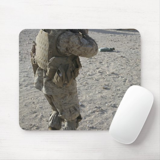 Ein Soldat stellt sein Ziel auf einen Schießstand Mousepad (Mit Mouse)