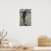 Ein Soldat stellt sein Ziel auf einen Schießstand Poster (Küche)