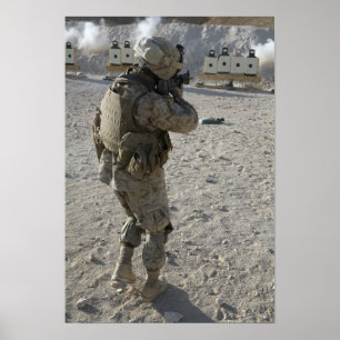 Ein Soldat stellt sein Ziel auf einen Schießstand Poster