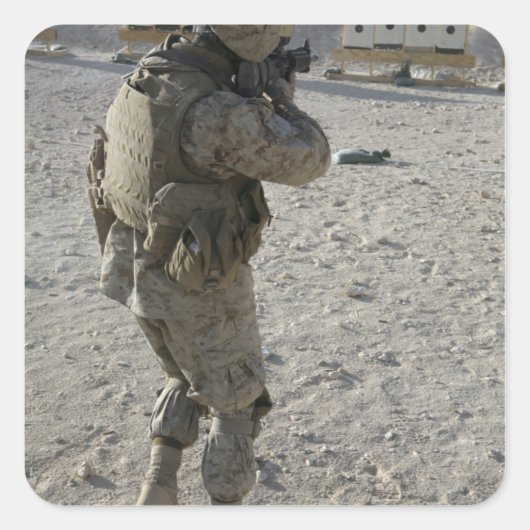 Ein Soldat stellt sein Ziel auf einen Schießstand Quadratischer Aufkleber (Vorderseite)