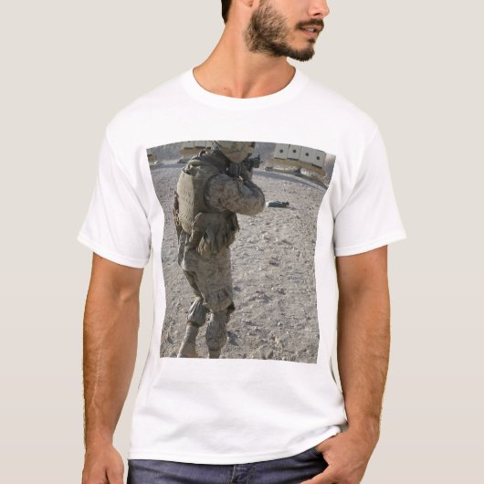 Ein Soldat stellt sein Ziel auf einen Schießstand T-Shirt (Vorderseite)