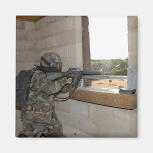 Ein Soldat tritt als eine Oppositionskraft auf Magnet