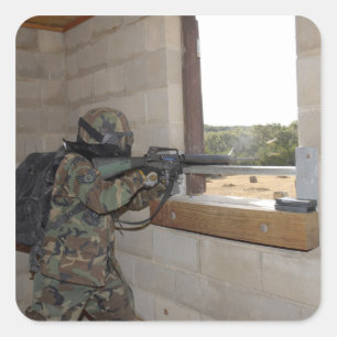 Ein Soldat tritt als eine Oppositionskraft auf Quadratischer Aufkleber