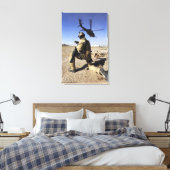 Ein Soldat übernimmt die Sicherheit für einen HH-6 Leinwanddruck (Insitu (Schlafzimmer))
