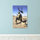 Ein Soldat übernimmt die Sicherheit für einen HH-6 Leinwanddruck (Insitu (Holzboden))