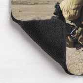 Ein Soldat übernimmt die Sicherheit für einen HH-6 Mousepad (Ecke)