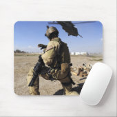 Ein Soldat übernimmt die Sicherheit für einen HH-6 Mousepad (Mit Mouse)