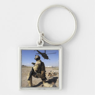 Ein Soldat übernimmt die Sicherheit für einen HH-6 Schlüsselanhänger