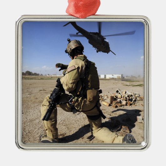 Ein Soldat übernimmt die Sicherheit für einen HH-6 Silbernes Ornament (Vorne)