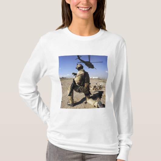 Ein Soldat übernimmt die Sicherheit für einen HH-6 T-Shirt (Vorderseite)