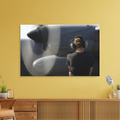 Ein Soldat überwacht die Performance Leinwanddruck (Insitu (Wohnzimmer))