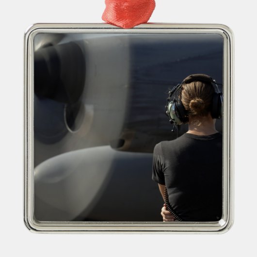 Ein Soldat überwacht die Performance Ornament Aus Metall (Vorne)