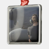 Ein Soldat überwacht die Performance Ornament Aus Metall (Links)