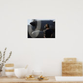 Ein Soldat überwacht die Performance Poster (Küche)