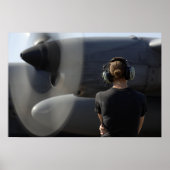 Ein Soldat überwacht die Performance Poster (Vorne)