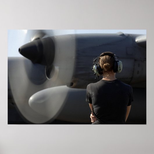 Ein Soldat überwacht die Performance Poster (Vorne)