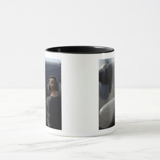 Ein Soldat überwacht die Performance Tasse (Zentrum)