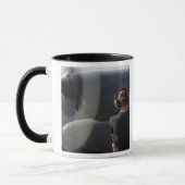 Ein Soldat überwacht die Performance Tasse (Links)