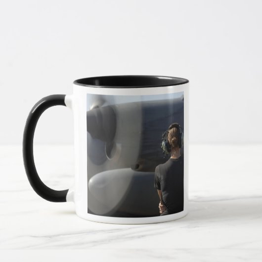 Ein Soldat überwacht die Performance Tasse (Links)