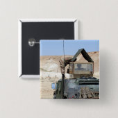 Ein Soldat weist einen irakischen Soldaten an Button (Vorne & Hinten)