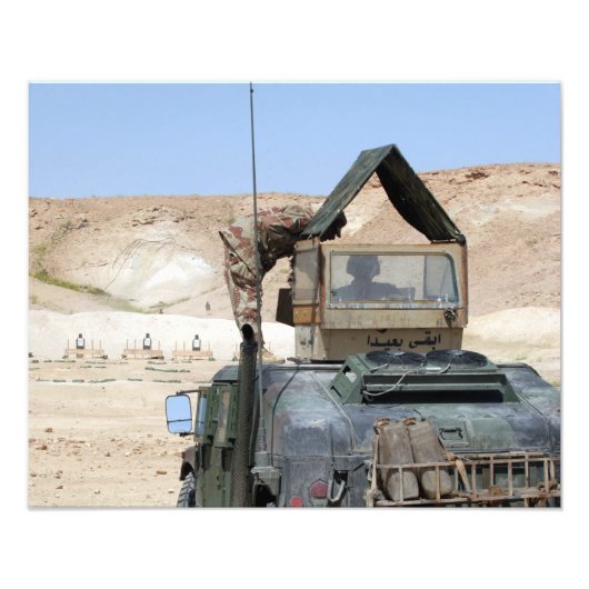 Ein Soldat weist einen irakischen Soldaten an Fotodruck (Vorne)