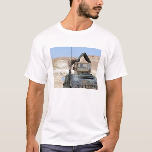 Ein Soldat weist einen irakischen Soldaten an T-Shirt (Vorderseite)