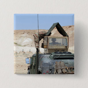 Ein soldiier weist einen irakischen Armeesoldaten Button